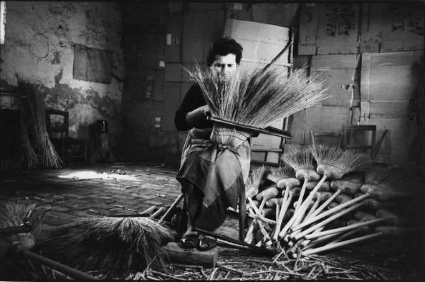 Azienda Bellini. Lavorazione scope in saggina con manico di faggio.