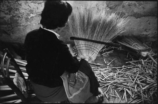 Azienda Bellini. Lavorazione delle scope in saggina con manico di faggio.