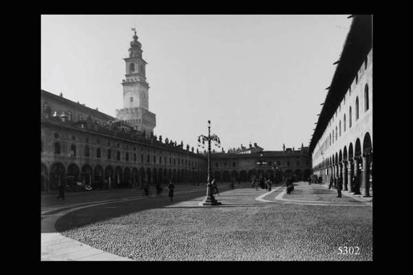 Vigevano, anni 30'. Piazza Ducale.