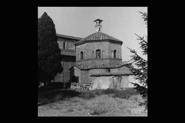 Complesso monumentale costituito dalla chiesa romanica e dal Battistero di S.Giovanni.