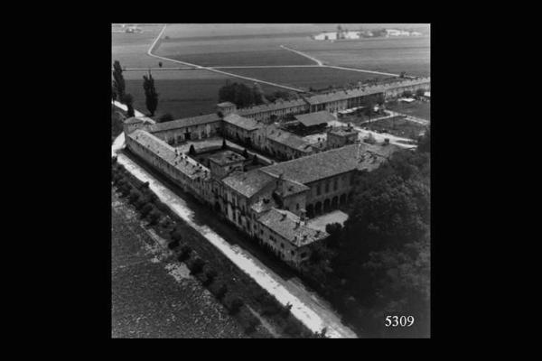 Oltrep Pavese. Castello di Branduzzo, in mezzo ad una grande tenuta agricola sulla sponda destra del Po.