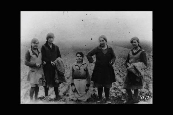 Campagna lombarda. Lavoratrici addette alla raccolta di bachi da seta.