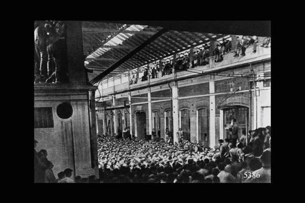 Comizio in una fabbrica occupata dagli operai.