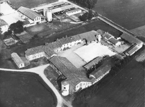 Ripresa aerea di cascine lodigiane.