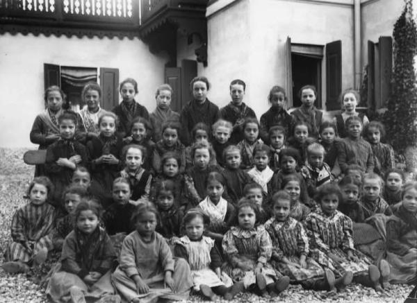 Educande in posa all'esterno dell'edificio scolastico.