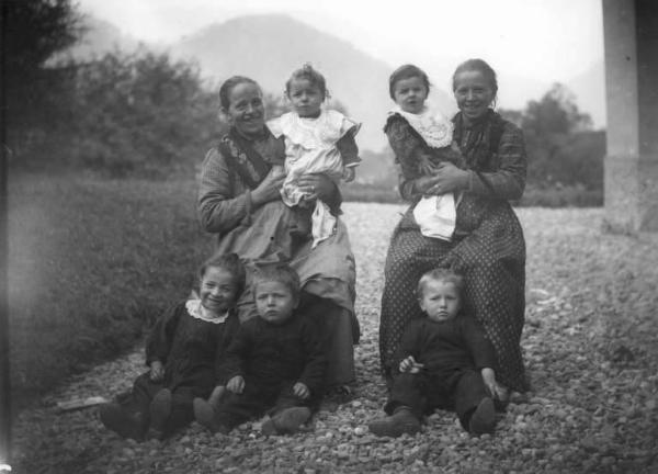 Solfrina e sua sorella Teresa - Le due donne in posa in esterno con i loro cinque bambini.