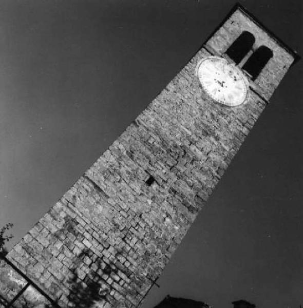 Campanile romanico.