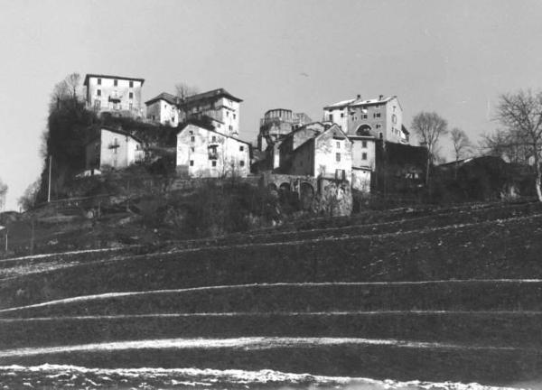 Gruppo di case rurali visto dai campi circostanti.