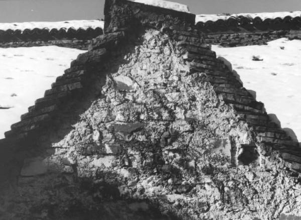 Costruzione rurale. Particolare: tetto innevato.