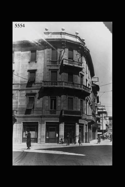 Cremona. Piazza Roma. La facciata del palazzo del credito italiano.