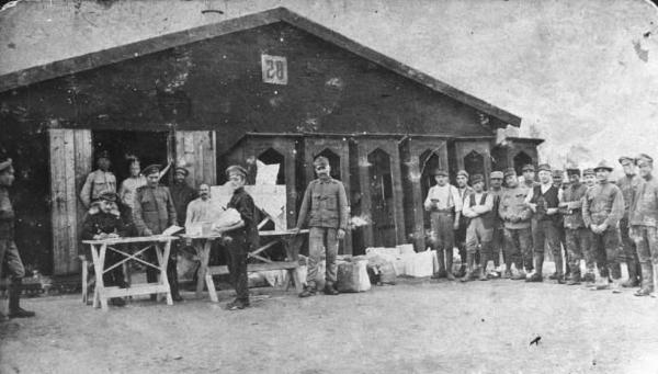 Campo di prigionia austriaco: distribuzione di pacchi ai prigionieri