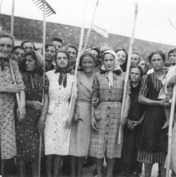 Fascismo - Battaglia del Grano - Cremona - Azienda Agricola Bianchini - Via Brescia - Visita di Farinacci - Lavoratrici agricole in posa