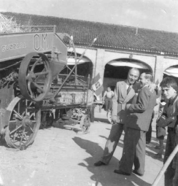 Fascismo - Battaglia del Grano - Azienda Agricola Bianchini in via Brescia - Farinacci con Bianchini vicino ad una trebbiatrice