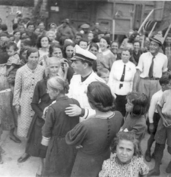 Fascismo - Battaglia del Grano - Azienda Agricola Bianchini in via Brescia - Il Segretario Federale Curtani con le lavoratrici agricole