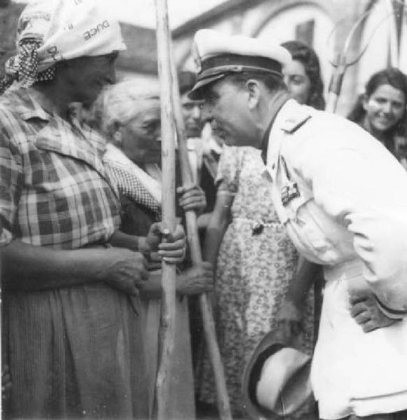 Fascismo - Battaglia del Grano - Azienda Agricola Bianchini in via Brescia - Il Segretario Federale Curtani con la madre di un combattente