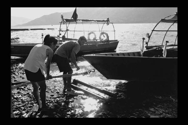 Pescatori si preparano per andare a mettere le reti.