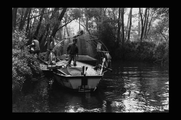 Pescatori al rientro dalla pesca sul fiume Bardello.