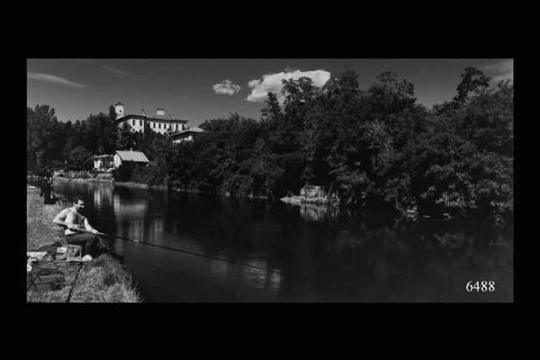 Naviglio Grande, Villa Clerici: lungo la riva un pescatore.