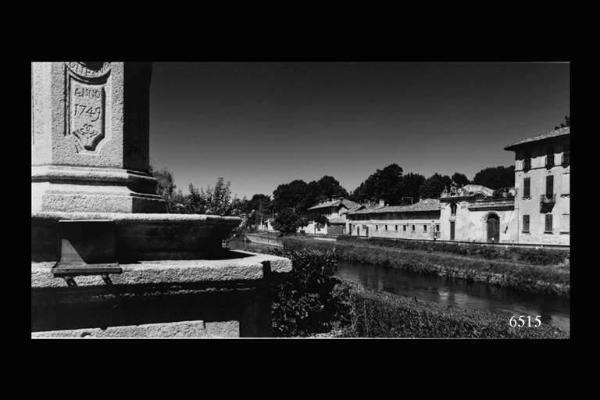 Naviglio Grande - Cassinetta di Lugagnano. Sulla sinistra piedistallo monumento del 1749.