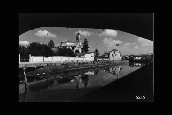 Naviglio Grande e Gaggiano. Edifici e una chiesa sui lati del Naviglio.