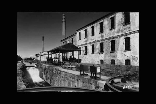 Naviglio di Pavia - Rozzano (località Conca) - Guardiano idraulico e ex filanda. Edifici industriali dismessi su un lato del Naviglio.