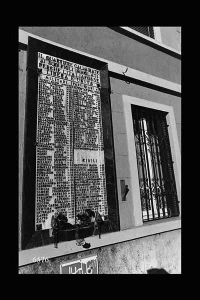 Lapide in ricordo di partigiani e soldati morti nella Seconda Guerra Mondiale e nella Resistenza. Milano. Piazza Insubria. Quartiere Calvairate.