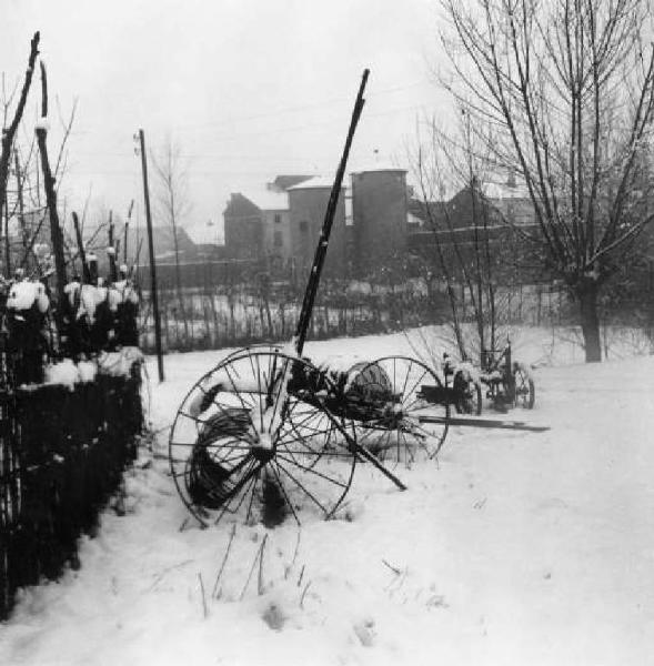 Paesaggio innevato con macchinari agricoli in primo piano