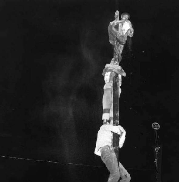 Festa de "L'Unità". Albero della cuccagna.