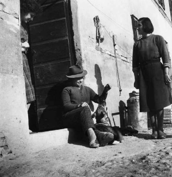 Donne sulla soglia della porta della cascina