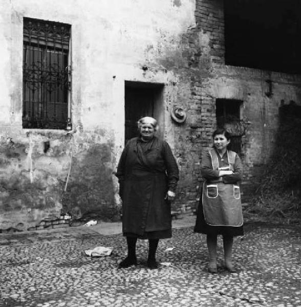 Donne anziane davanti alla cascina