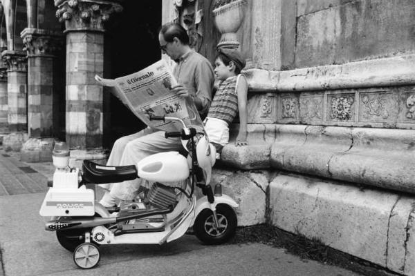 Lettura del quotidiano in piazza Duomo.