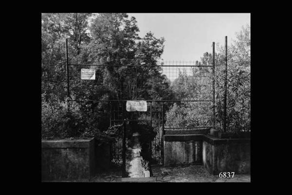 Passaggio presso le chiuse del Canale Villoresi sul lato del fiume Ticino. Ingresso con cancello del passaggio sulla chiusa.