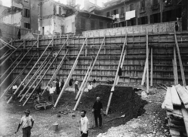 Cantiere del Palazzo dell'INA. Architetto M. Piacentini. Operai in posa.