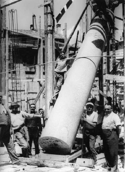 Cantiere del Palazzo dell'INA. Architetto M. Piacentini. Operai al lavoro. Posatura di una colonna in marmo.