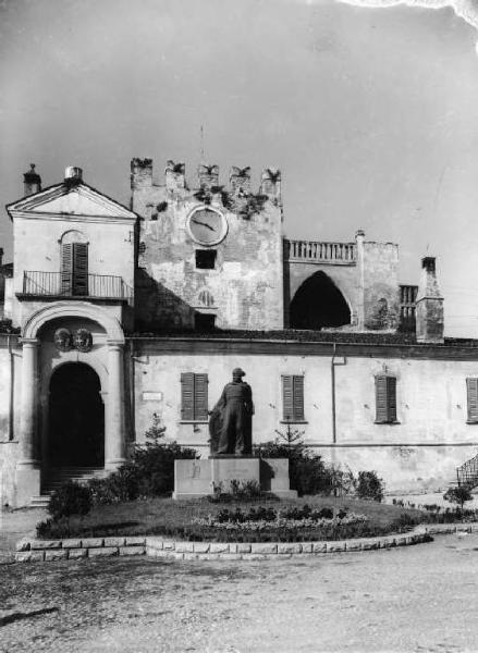 Piazza Giuseppe Garibaldi. Ingresso dell'Ufficio del Registro.