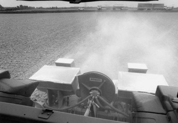 Azienda agricola: Cascina S. Antonio. Coltivazione: granoturco. Semina. Particolare della macchina agricola in primo piano.