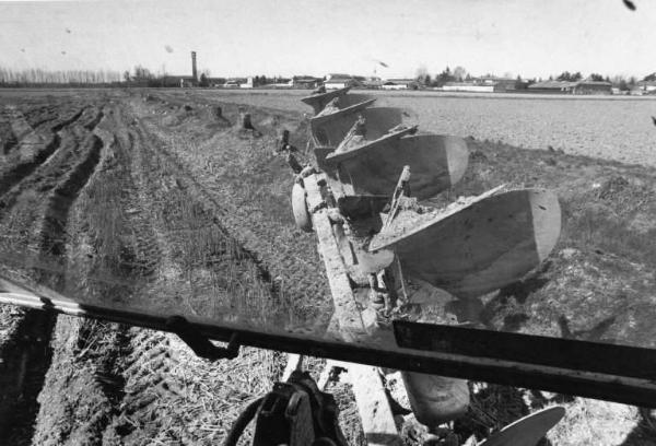 Azienda Agricola f.lli Arrigoni. Coltivazione: riso. Aratura.