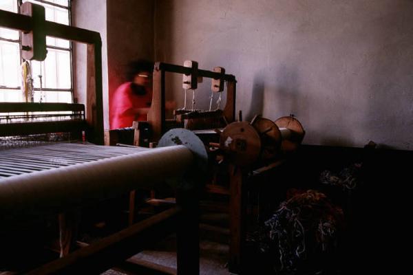 Parti posteriori dei telai del laboratorio artigianale di Toppi Stelio. I pezzottti di Arigna. Luoghi della tradizione del lavoro.