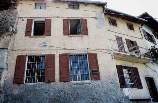 Esterna dell'edificio in cui si trova il laboratorio artigianale di Toppi Stelio (Pezzotti). I pezzotti di Arigna. (Luoghi della tradizione del lavoro).