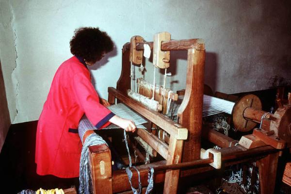 Telaio nel laboratorio artigianale di Toppi Stelio (Pezzotti). I pezzotti di Arigna. (Luoghi della tradizione del lavoro).