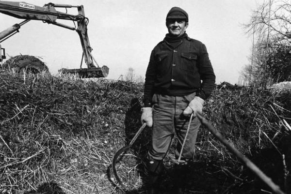 Azienda agricola f.lli Arrigoni. Coltivazione: riso. Pulizia canali irrigatori. Canale irrigatore