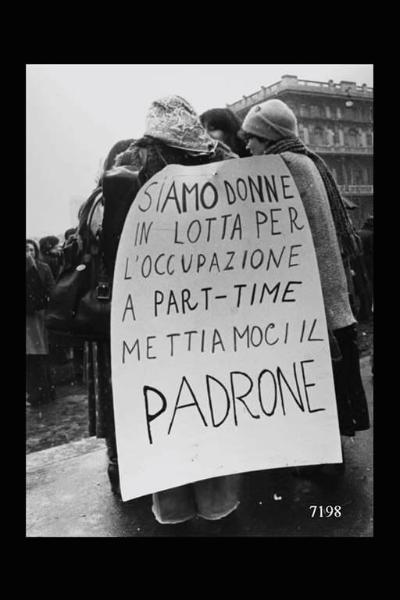 Festa della Donna. In primo piano un cartello, portato sulle spalle da una donna, recante la scritta: "Siamo donne in lotta per l'occupazione/ a part-time mettiamoci il padrone.