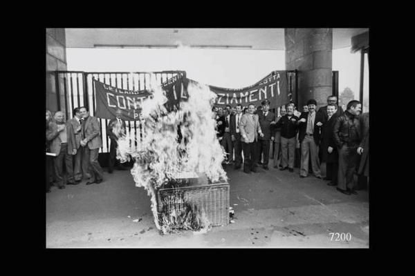 Innocenti - Leyland . Manifestazione sindacale. Fine del presidio dei lavoratori della Innocenti - Leyland contro i licenziamenti. Falò davanti alla portineria. Sullo sfondo striscione contro i licenziamenti appeso al cancello d'ingresso.