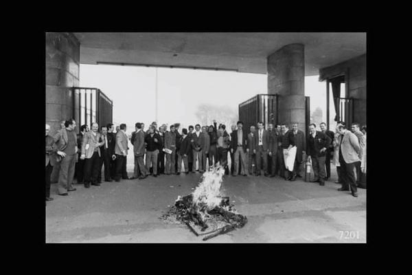 Manifestazione sindacale. Innocenti - Leyland: fine del presidio. Presidio dei lavoratori della Innocenti - Leyland contro i licenziamenti. Falò davanti alla portineria.