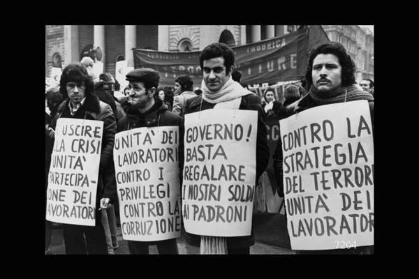 Manifestazione regionale - Fargas. In primo piano quattro operai con cartelli appesi al collo recanti scritte per l'unità dei lavoratori.