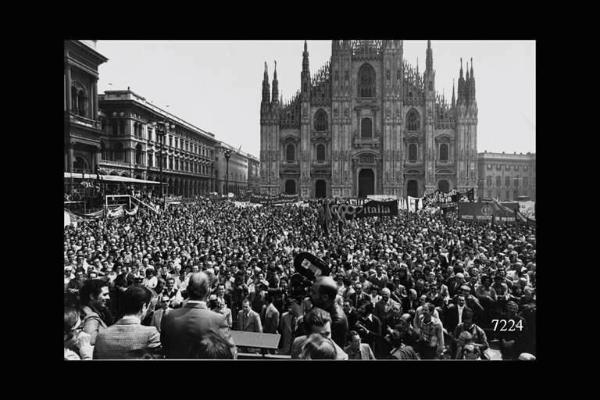 Piazza del Duomo a Milano: manifestazione per la festa nazionale dei lavoratori.