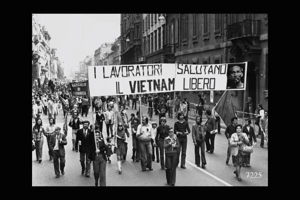 Corso Venezia: corteo per la manifestazione nazionale della Festa dei Lavoratori (1° Maggio). Spezzone con striscione recante la scritta: < I lavoratori salutano il Vietnam libero >.