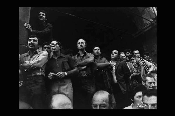 Gruppo di lavoratori. Probabilmente durante un'assemblea sindacale in fabbrica.