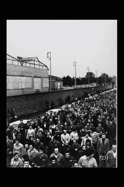 Innocenti Leyland . Corteo dei lavoratori davanti alla fabbrica.