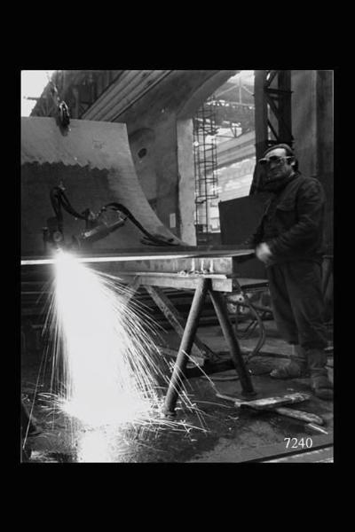 Breda Termomeccanica. Operaio alla lavorazione di saldatura.